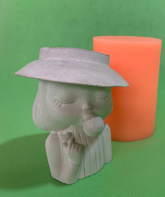 دختر آدامس خور