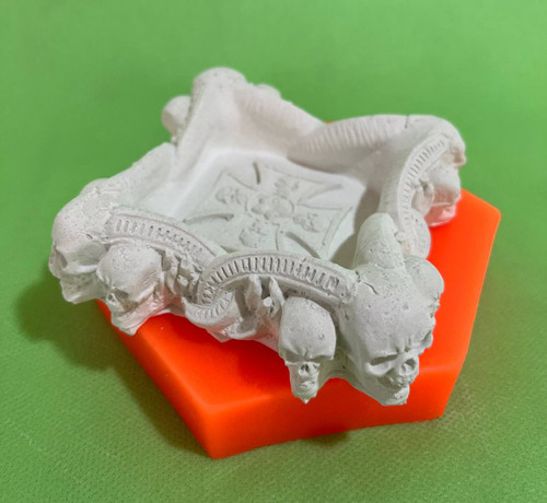 زیر سیگاری دور جمجمه