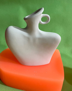 گلدان نیم تنه