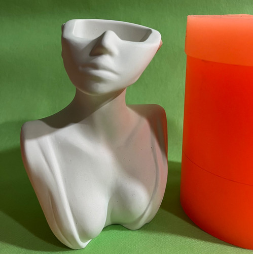 گلدان نیم تنه